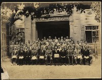 藏品(淺野水泥員工於大門合影 -2)的圖片