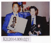 藏品(皮影戲大師張德成與布袋戲大師李天祿贏得首屆薪傳獎合影)的圖片