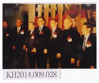 藏品(張德成獲頒重要民族藝師殊榮與當時教育部長毛高文和其他六位藝師合影)的圖片