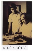 藏品(東華皮影戲團張榑國隨父親張德成學刻偶)的圖片