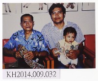 藏品(東華皮影戲團張德成藝師祖孫三代合影)的圖片