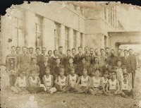 藏品(中華民國35年慶祝元旦運動會優勝攝於市政府)的圖片