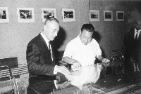 藏品(行政院院長蔣經國與高雄港務局局長李連墀合影)的圖片