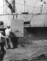 藏品(桶裝水泥熟料吊離卡車)的圖片