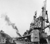 藏品(位於四十六、四十七號碼頭台灣糖業公司散裝倉庫全貌)的圖片