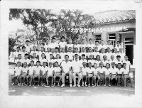 藏品(民國48年7月4日林園國校五年忠班師生合影照)的圖片