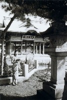 藏品(高雄市忠烈祠拜殿前的旗袍女性-1)的圖片