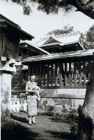 藏品(高雄市忠烈祠正殿旁的旗袍女性)的圖片