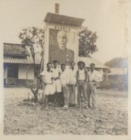 藏品(民國40年代初月眉國民學校「蔣大總統肖像」前合照)的圖片