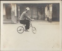 藏品(日光照相館創辦人張仁葵於民居前騎小腳踏車)的圖片