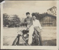 藏品(日光照相館創辦人張仁葵及林姓友人兩位騎乘檔車合照)的圖片