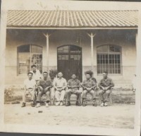 藏品(校長與教師於房舍前七人合照)的圖片
