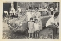 藏品(日光照相館創辦人張仁葵妻子張劉添妹及友人等四人與汽車合照)的圖片