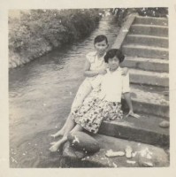 藏品(張瓊梅及其堂妹兩人於杉林水利會後方的水圳旁合影)的圖片