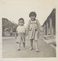 藏品(張永香與張永政兩小孩於騎樓旁街道合影)的圖片