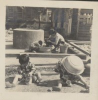 藏品(張劉添妹與三位子女於井邊)的圖片