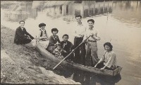 藏品(張仁堂、張瓊梅及其友人等八人於水邊划舟合影)的圖片