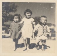 藏品(張永香、張春香、張永政三姊弟於屋前馬路旁合影)的圖片