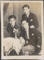 藏品(張仁葵及友人等三人著西裝於相館合影)的圖片