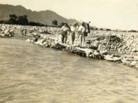 藏品(日光照相館創辦人張仁葵與友人於楠梓仙溪渡河情形)的圖片