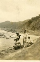 藏品(日光照相館創辦人張仁葵與友人於楠梓仙溪河岸合影)的圖片