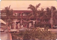 藏品(七十一學年度學校暨社區運動會－校門口參與人潮盛況)的圖片