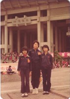 藏品(鳳鳴國小學生高雄文化中心前合影)的圖片