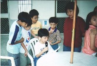 藏品(學生以麥克風朗誦內容)的圖片