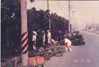 藏品(學生走入社區街道打掃環境)的圖片