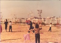 藏品(學生於空校地放風箏活動)的圖片