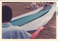 藏品(學生拉開藍色染布)的圖片