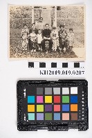 藏品(安川一家於臺灣高雄州旗山郡六龜庄天滿宮前合影)的圖片