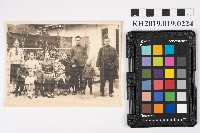 藏品(周蘭與其家人於家中中庭合影)的圖片