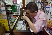 藏品(修理鐘錶的師傅)的圖片