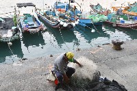 藏品(鳳鼻頭漁港漁民處理漁網)的圖片