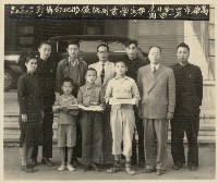 藏品(謝掙強與高雄市四十學年度第一學期學業優秀學生合影)的圖片