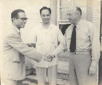 藏品(謝掙強與外賓握手合影)的圖片