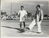 藏品(謝掙強為香港足球隊開球)的圖片