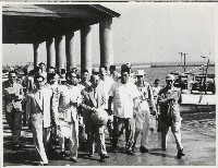 藏品(謝掙強陪同嚴家淦視察高雄中洲魚市場)的圖片