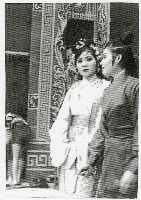 藏品(演員湯秀鳳與黃錦鳳於野臺戲旁留影)的圖片