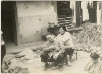 藏品(黃錦鳳母親與祖母於中庭留影)的圖片