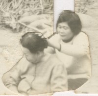 藏品(黃錦鳳母親與祖母於中庭留影)的圖片