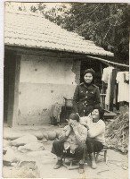 藏品(黃錦鳳與家人於旗山老家留影)的圖片