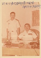 藏品(與大鵬艦舊任艦長謝新平少校（站者）合影)的圖片