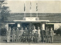 藏品(岡山空軍機械學校大門內之小花圃前留影)的圖片