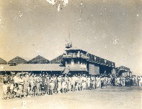 藏品(空軍軍官學校舊塔台前歡迎明星的軍眷們)的圖片