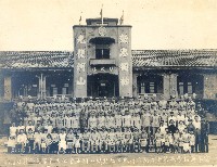 藏品(空軍通信學校第十六期正科班暨初特頒二期畢業學生與家長合影)的圖片