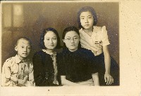 藏品(臺灣省立高雄第一女子中學學生與親友四人合影)的圖片