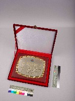 藏品(高雄煉油廠油料生產處滑油組代中殼潤滑油製造股份有限公司操作生產潤滑油達四百萬工時無災害紀錄獎牌)的圖片