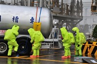 藏品(2015年勞動影像暨說故事徵集比賽《勞工冒險搶救化學槽車洩漏》蔡致模攝)的圖片